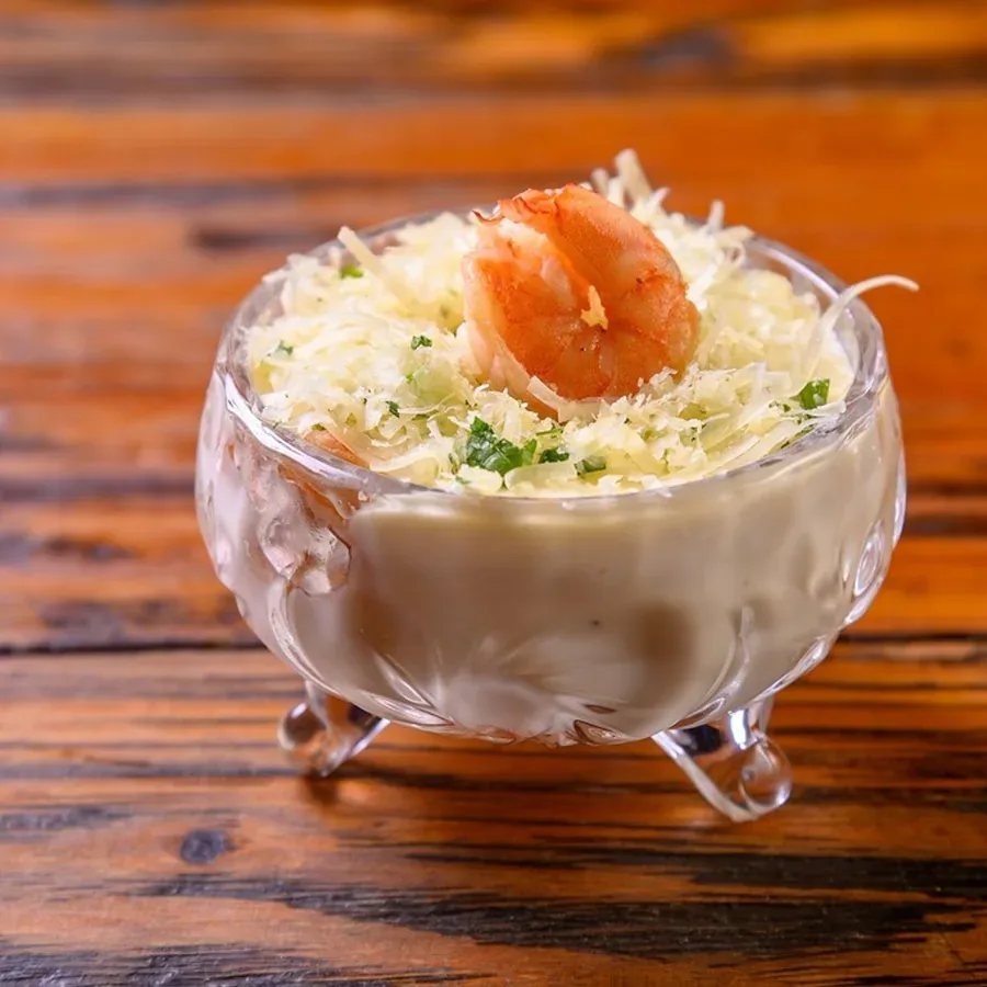 Escondidinho de camarão em taça de vidro