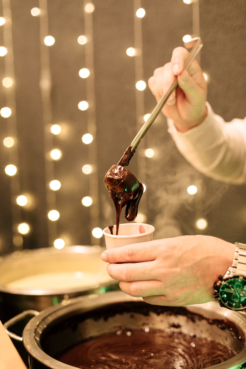 Fondue de chocolate sendo servido