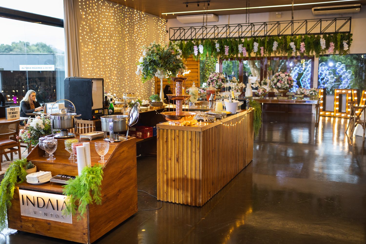 Ilha gourmet montada no salão