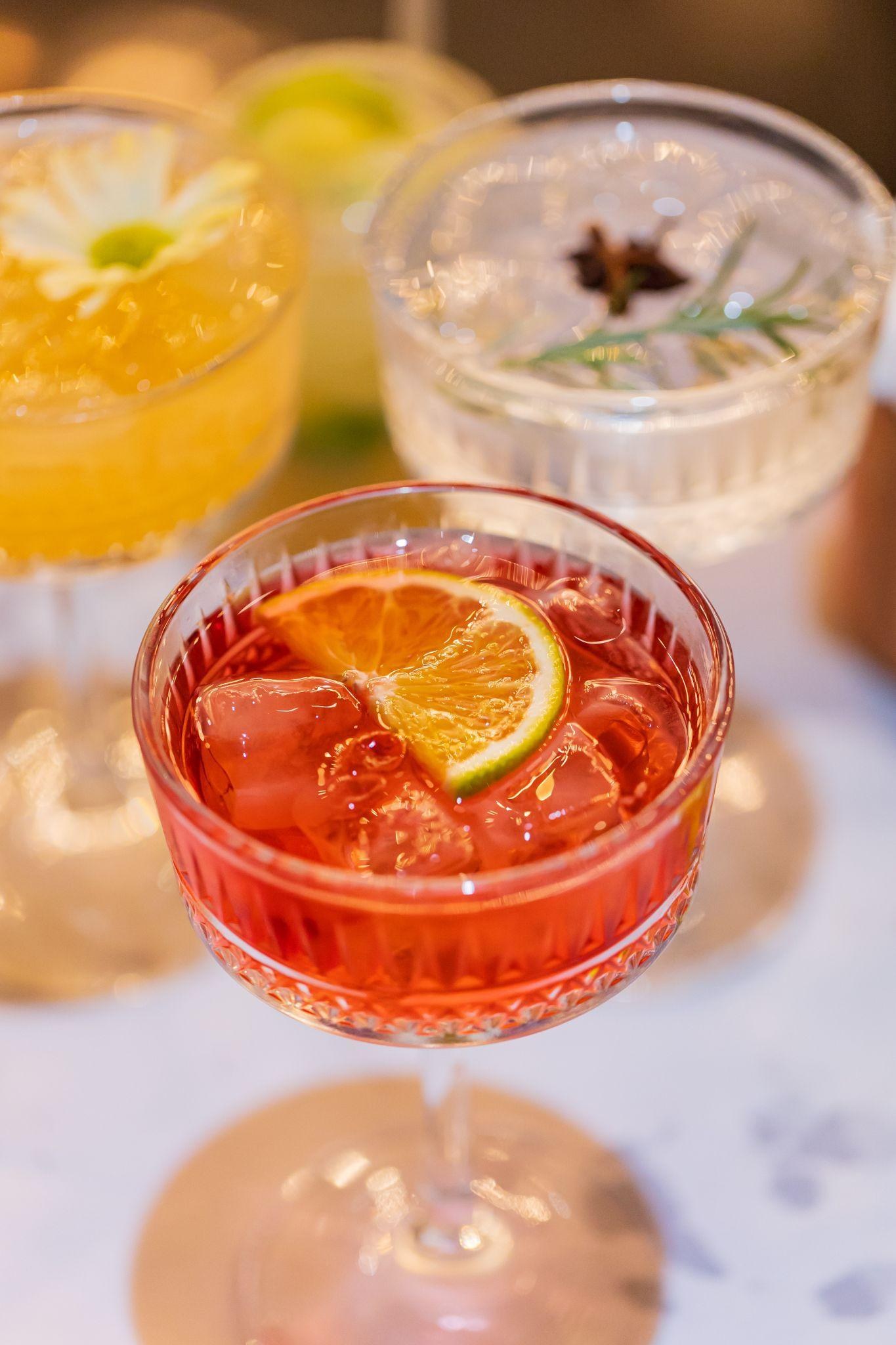 Drinks à base de gin em taças de vidro